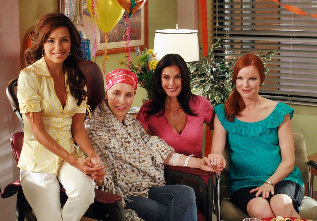 Lynette (Felicity Huffman, 2.v.l.) möchte eine fröhlichere Stimmung während der Chemotherapie und bittet ihre Freundinnen Gabrielle (Eva Longoria, l... - Bildquelle: ABC Studios