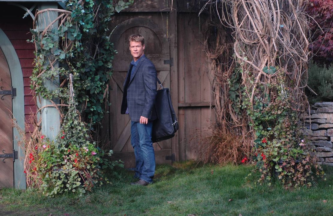 Kann Victor (Joel Gretsch) seinen Töchtern die Augen öffnen und sie so vor Schlimmerem bewahren? - Bildquelle: 2013 Lifetime Entertainment Services, LLC. All rights reserved.