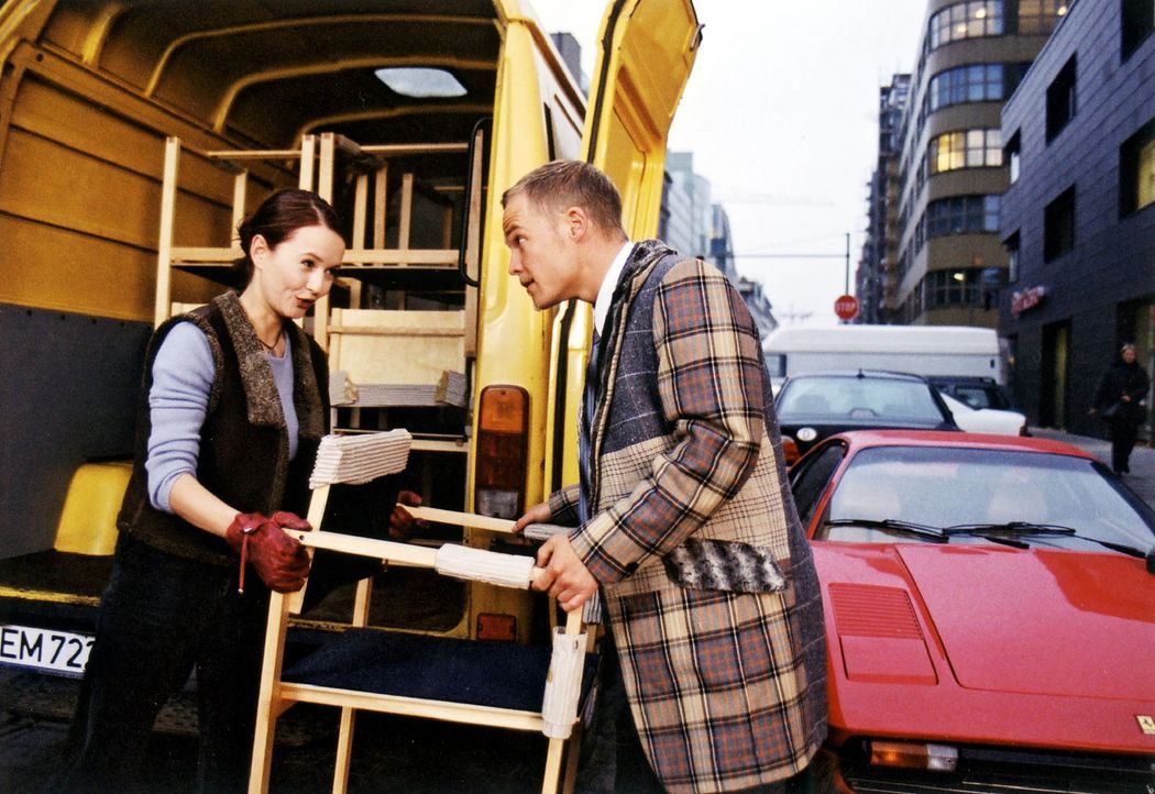 Maria (Stefanie Stappenbeck, l.) hat mit ihrem Transporter Bens (Matthias Koeberlin, r.) Ferrari eingeparkt. Widerwillig hilft er beim Einladen der... - Bildquelle: Sat.1/Degraa