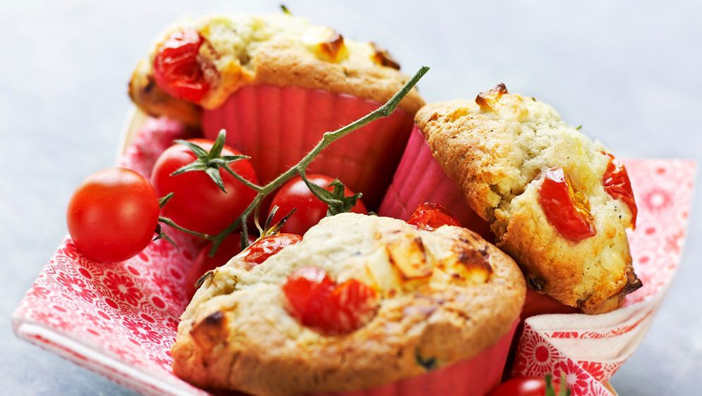 Tomatenmuffins mit Zwiebeln und Basilikum: Rezept