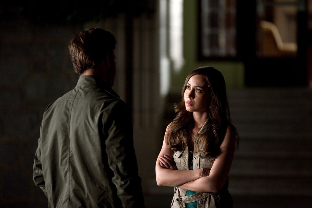 Um ihrer selbst Willen, gibt Alaric (Matt Davis, l.) Vanessa (Courtney Ford, r.) den Rat sich nicht näher mit dem Okkulten zu beschäftigen, damit... - Bildquelle: Warner Brothers