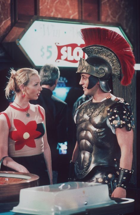 Phoebe (Lisa Kudrow, l.) ist überrascht, als sie Joey (Matt LeBlanc, r.) im Gladiatoren-Kostüm antrifft. - Bildquelle: TM+  2000 WARNER BROS.