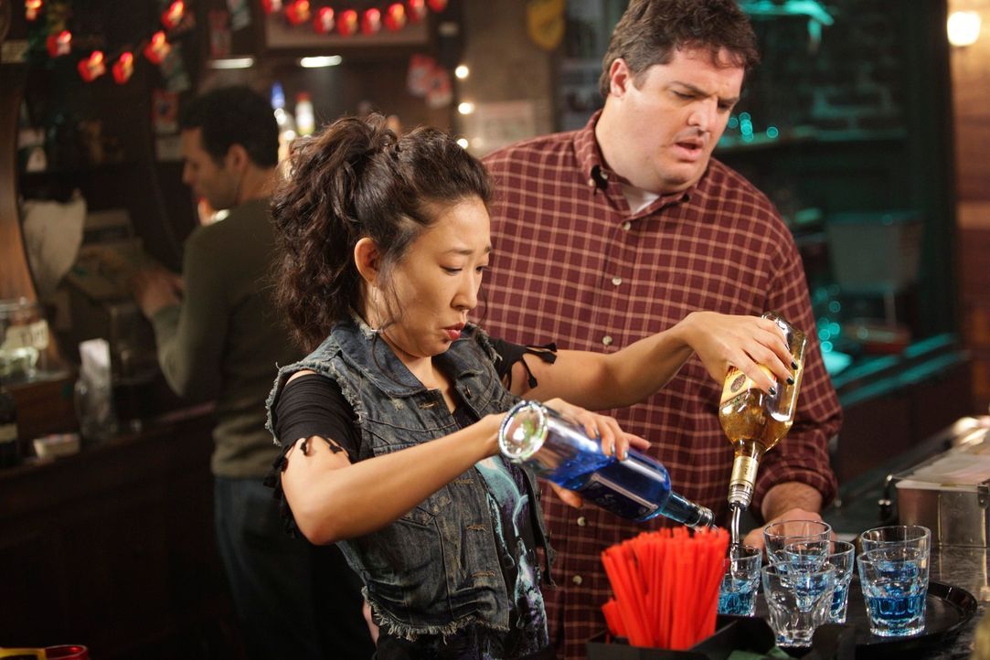 Hat in Joes (Steven W. Bailey, r.) Bar als Mädchen für alles angeheuert: Cristina (Sandra Oh, l.) ... - Bildquelle: ABC Studios
