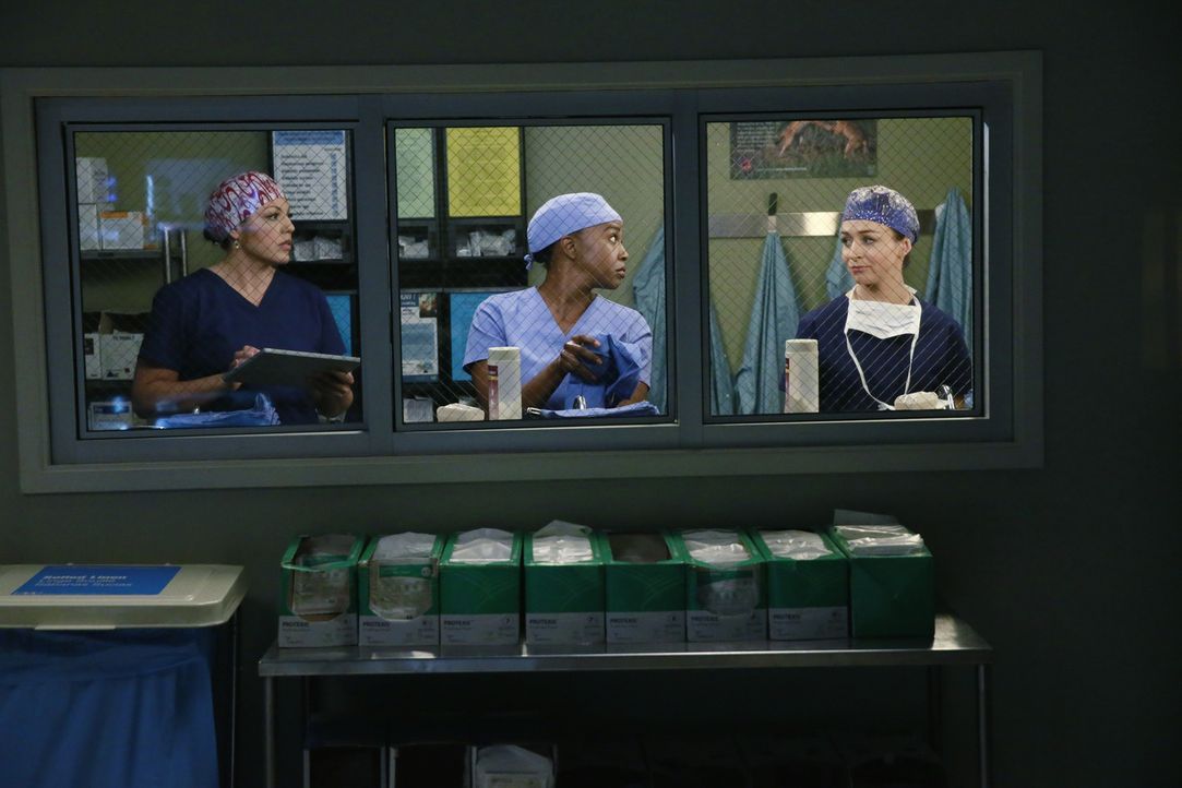 Während der Alltag im Krankenhaus weitergehen muss, ist es für Callie (Sara Ramirez, l.), Stephanie (Jerrika Hinton, M.) und Amelia (Caterina Scorso... - Bildquelle: ABC Studios