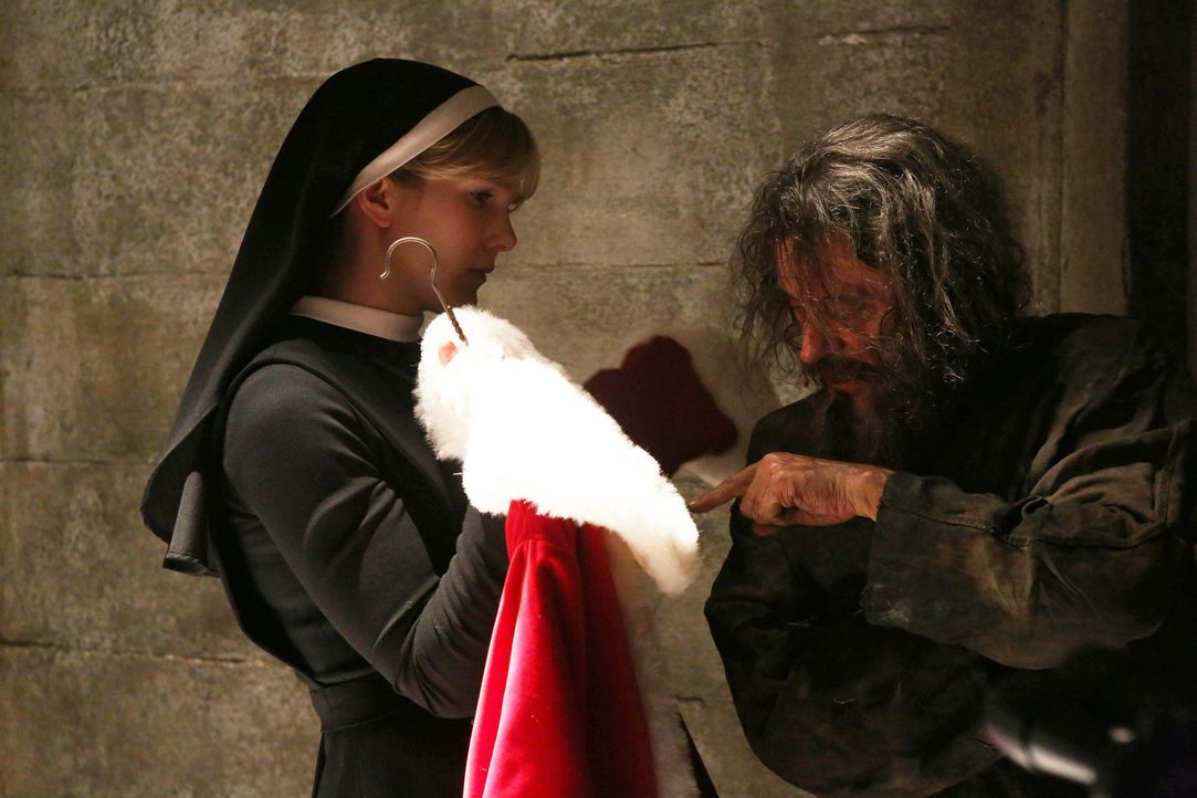 Schwester Mary Eunice McKee (Lily Rabe, l.) konfrontiert den Serienmörder Leigh Emerson (Ian McShane, r.) mit seinem Weihnachtsmannkostüm, in dem...