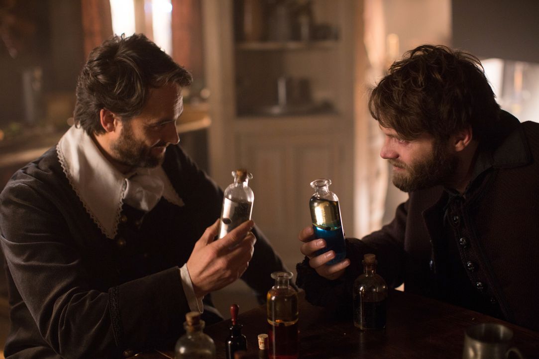 Cotton (Seth Gabel, r.) macht Bekanntschaft mit Dr. Wainwright (Stuart Townsend, l.), und als die beiden bemerken, dass der todkranke Isaac verschwu... - Bildquelle: 2015 Fox and its related entities. All rights reserved.