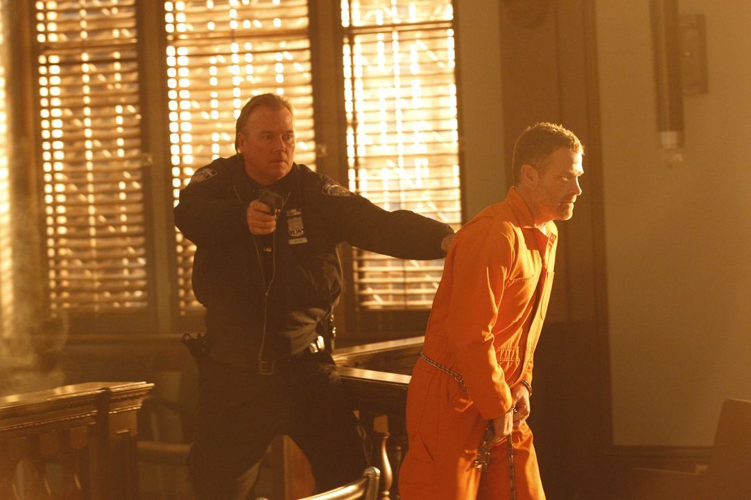 Mit Hilfe zweier falscher Polizisten gelingt Hal Lockwood (Max Martini, r.) die Flucht aus dem Gerichtssaal ... - Bildquelle: ABC Studios