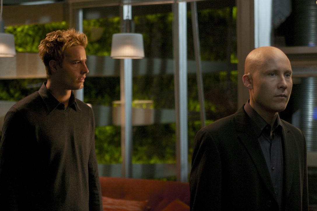 Lex' (Michael Rosenbaum, r.) Kostümball ist vorbei, jetzt wird ein mysteriöser Mann gesucht, der Gäste bestohlen haben soll. Queen (Justin Hartley,... - Bildquelle: Warner Bros.