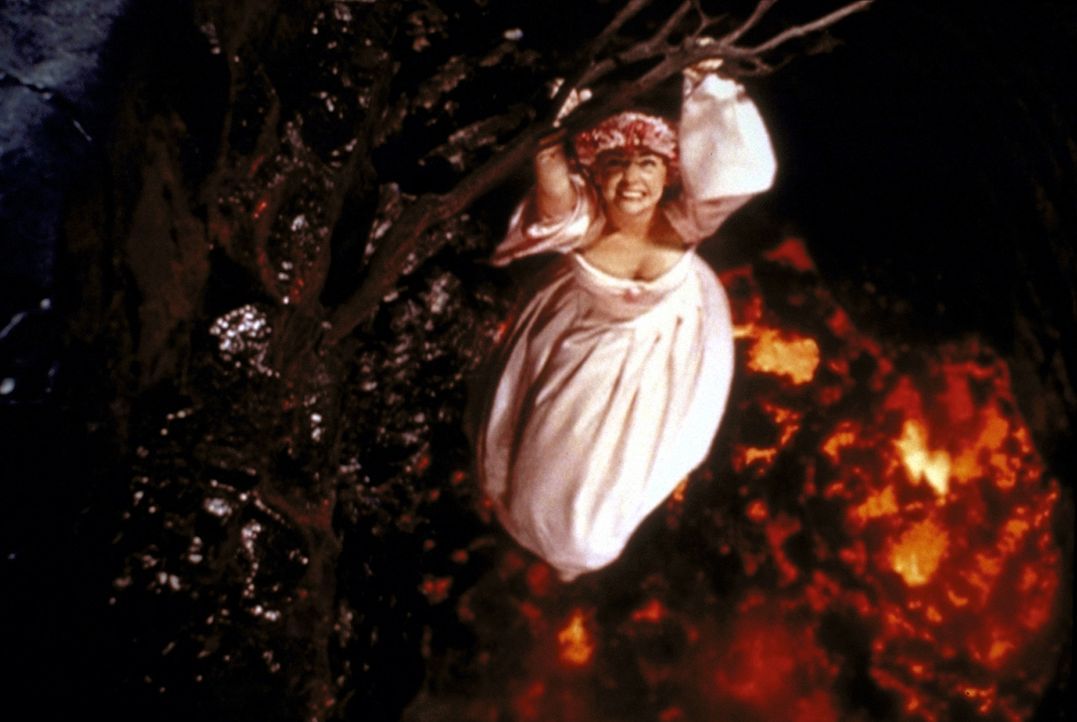 Die Lösung des Familiengeheimnisses bringt Sabrina (Melissa Joan Hart) auf Hawaii in eine brenzlige Situation: Sie hängt über dem Krater eines Vu... - Bildquelle: Paramount Pictures