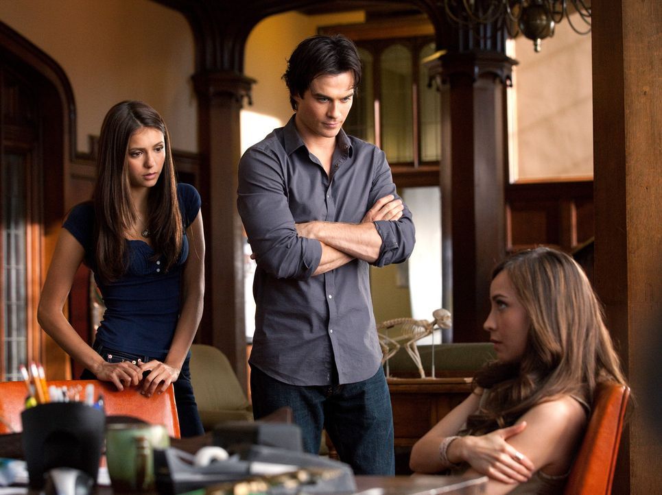 Versuchen über Vanessa (Courtney Ford, r.) an Informationen zu kommen, die Katherines Rückkehr nach Mystic Falls erklären könnten: Elena (Nina D... - Bildquelle: Warner Brothers