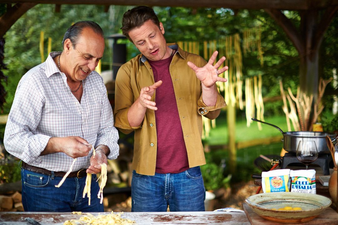Gennaro Contaldo (l.) zeigt seinem alten Freund Jamie Oliver (r.), wie man die besten Bolognese Ravioli zubereitet ... - Bildquelle: FRESH ONE PRODUCTIONS MMXIV