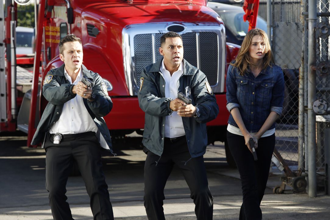 Ryan (Seamus Dever, l.), Esposito (Jon Huertas, M.) und Kate Beckett (Stana Katic, r.) wollen den Mann dingfest machen, der das Auto, in dem der ver... - Bildquelle: Kelsey McNeal ABC Studios / Kelsey McNeal