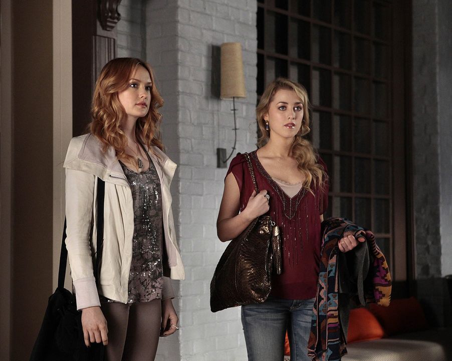 Um herauszufinden, wer hinter dem Mordanschlag von seinem Vater steck, braucht Chuck Hilfe. Die Möchtegern-Schauspielerinnen Ivy (Kaylee DeFer, l.)... - Bildquelle: Warner Bros. Television