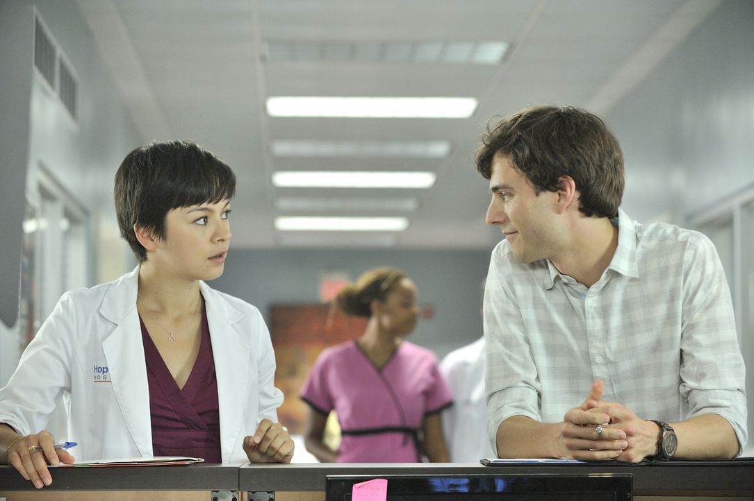 Dr. Gavin Murphy (Kristopher Turner, r.) bietet der völlig überforderten Dr. Maggie Lin (Julia Taylor Ross, l.) seine Hilfe an. Wir sie sein Angebot... - Bildquelle: 2012  Hope Zee One Inc.
