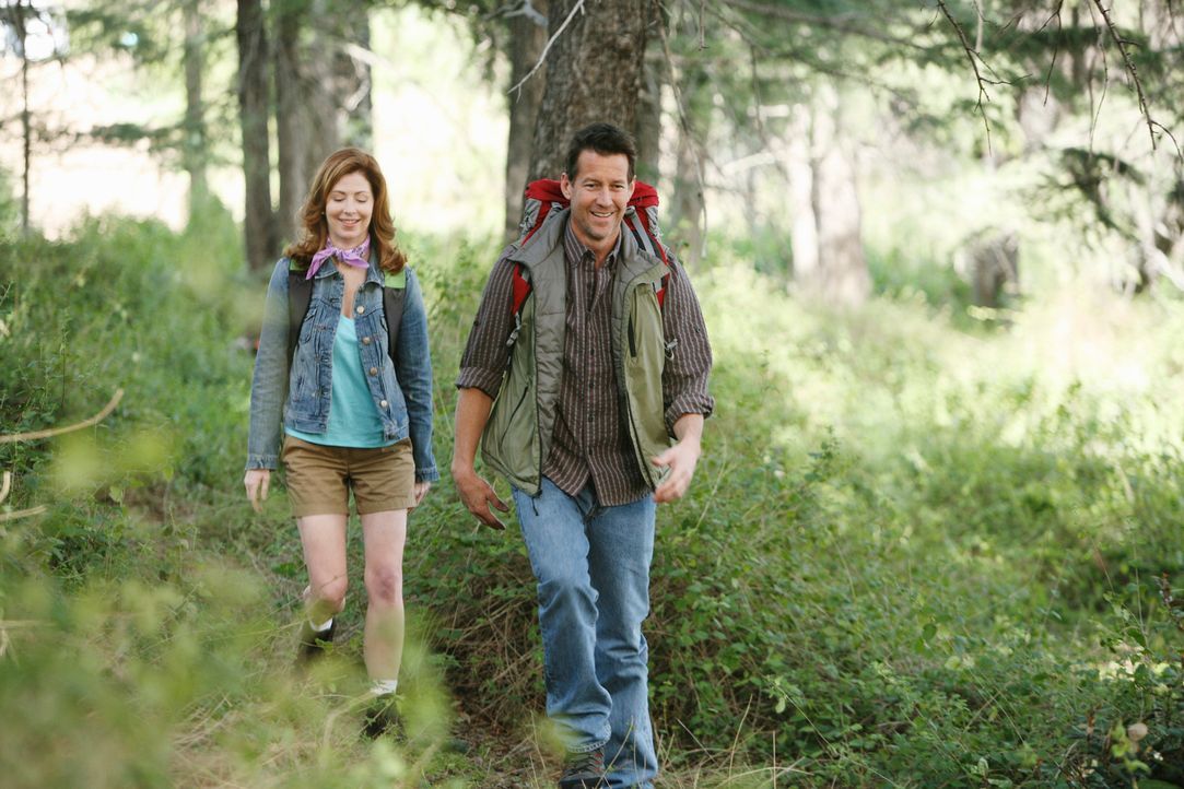 Ahnen noch nicht, dass ihr Ausflug ein jähes Ende nimmt: Mike (James Denton, r.) und Katherine (Dana Delany, l.) ... - Bildquelle: ABC Studios