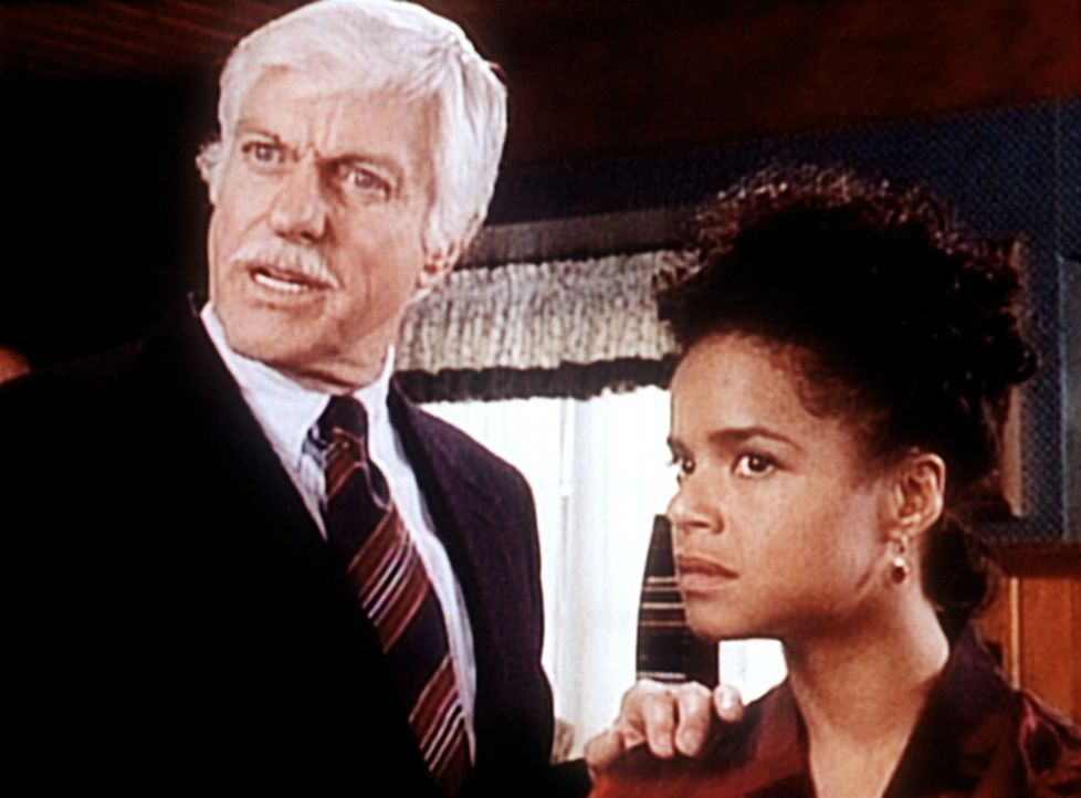 Dr. Sloan (Dick Van Dyke, l.) recherchiert zusammen mit Amanda (Victoria Rowell, r.) an dem Mord von Nancy Barlow. - Bildquelle: Viacom