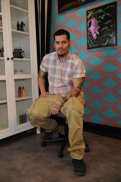 Seine Zeit als Comic-Zeichner hat Samuel "High Noon" Suarez geprägt. Auch bei seinen Tattoos setzt er auf eine Mischung aus Grafik und Storytelling... - Bildquelle: Jeff Daly spike