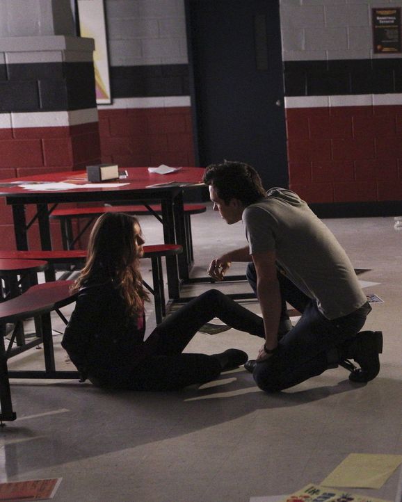 Was hat Kai (Chris Wood, r.) mit Elena (Nina Dobrev, l.) vor? - Bildquelle: Warner Bros. Entertainment, Inc