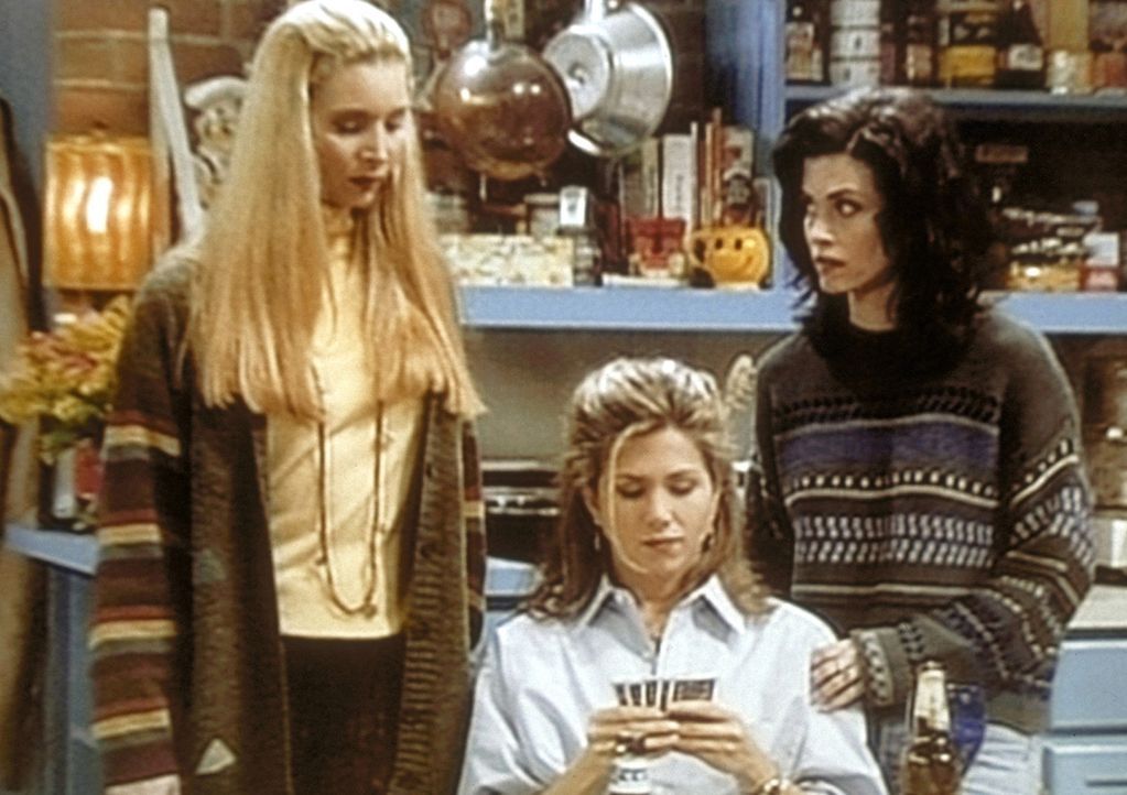 Phoebe (Lisa Kudrow, l.) und Monica (Courteney Cox, r.) verfolgen gespannt Rachels (Jennifer Aniston, M.) Pokerspiel, denn es geht um einen hohen Ei... - Bildquelle: TM+  2000 WARNER BROS.