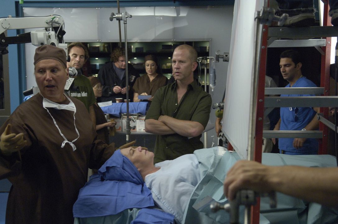 Bei den Dreharbeiten zu Nip/Tuck: Linda Klein, Kathleen Turner und Creator/Director Ryan Murphy ... - Bildquelle: TM and   2004 Warner Bros. Entertainment Inc. All Rights Reserved.