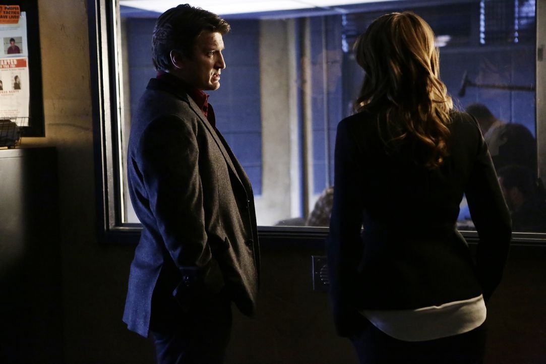 Castle (Nathan Fillion, l.) und Beckett (Stana Katic, r.) suchen den Mörder eines Schmugglers, der türkische Artefakte aus Gräbern entwendet hat. Si... - Bildquelle: Nicole Wilder 2016 American Broadcasting Companies, Inc. All rights reserved. / Nicole Wilder