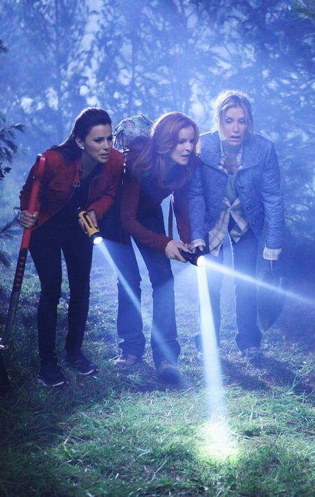 Gabrielle (Eva Longoria, l.), Bree (Marcia Cross, M.) und Lynette (Felicity Huffman, r.) müssen noch einmal mit Schaufeln in den Wald. Doch sie sind... - Bildquelle: ABC Studios