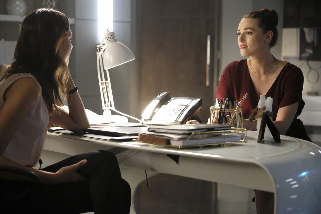 Durch ihren neuen Job hat Samantha (Odette Annable, l.) nur noch wenig Zeit für ihre Tochter. Zeigt sich Lena (Katie McGrath, r.) verständnisvoll? - Bildquelle: 2017 Warner Bros.