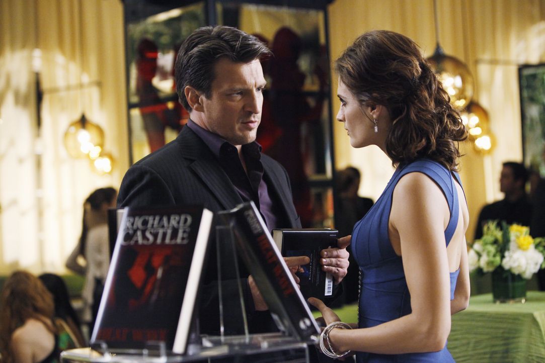 Kate Beckett (Stana Katic, r.) will von Richard Castle (Nathan Fillion, l.) wissen, ob er das verlockende Angebot seiner Agentin angenommen hat. - Bildquelle: ABC Studios