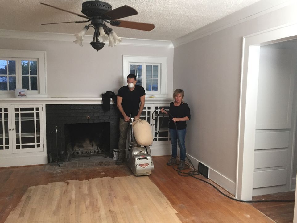 Als Bobby (l.) seiner Mutter Kendra (r.) davon erzählt, dass der Immobilienmarkt in Portland perfekt wäre, um ein altes Haus zu kaufen, es zu renovi... - Bildquelle: 2016, DIY Network/Scripps Networks, LLC. All Rights Reserved.