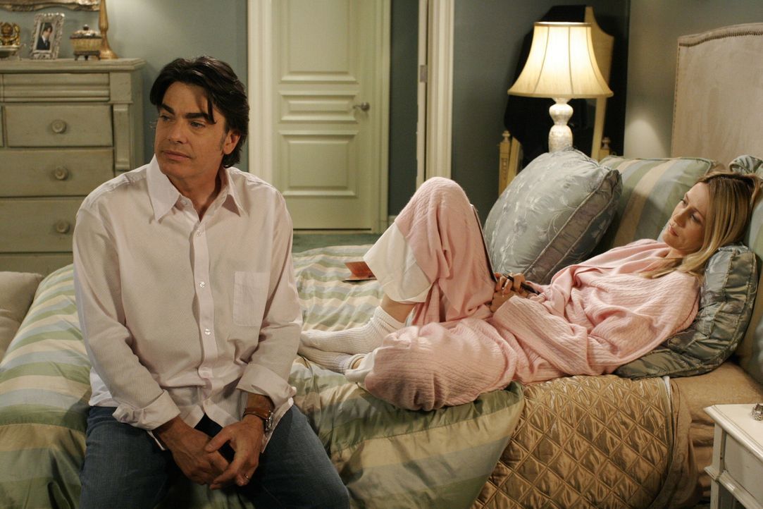 Sandy (Peter Gallagher, l.) teilt Kirsten (Kelly Rowan, r.) mit, dass er Trey vorerst bei ihnen aufnehmen wird ... - Bildquelle: Warner Bros. Television