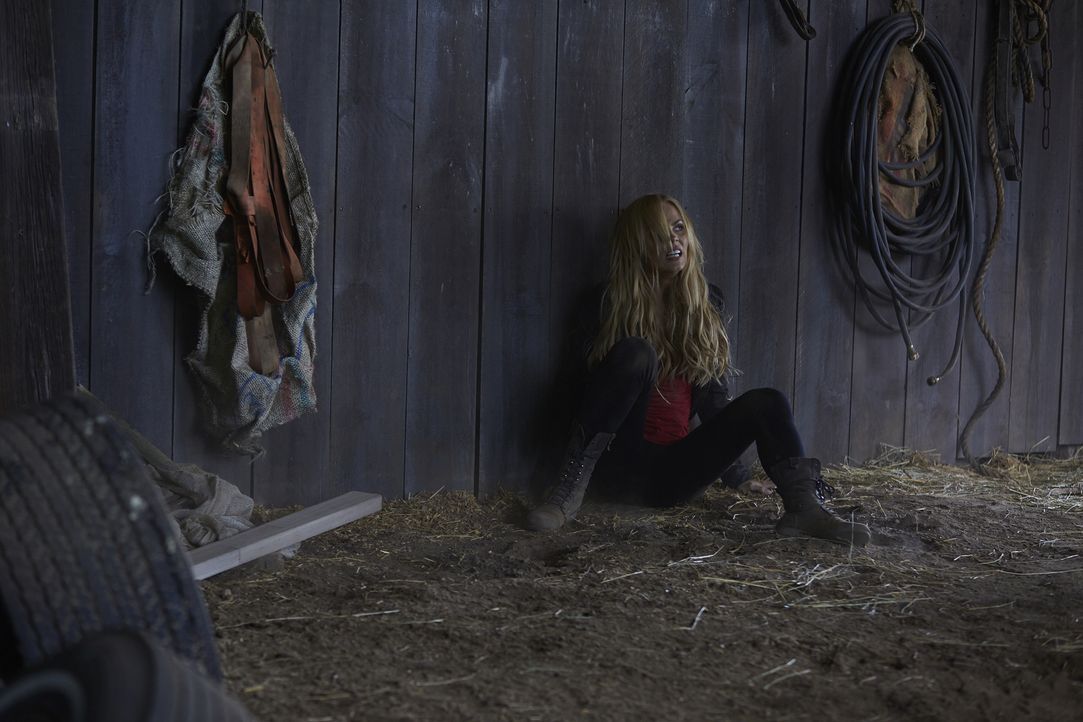 Aleister ist auf der Suche nach dem stärksten Werwolf. Dann nimmt er plötzlich Elena (Laura Vandervoort) ins Visier ... - Bildquelle: 2015 She-Wolf Season 2 Productions Inc.