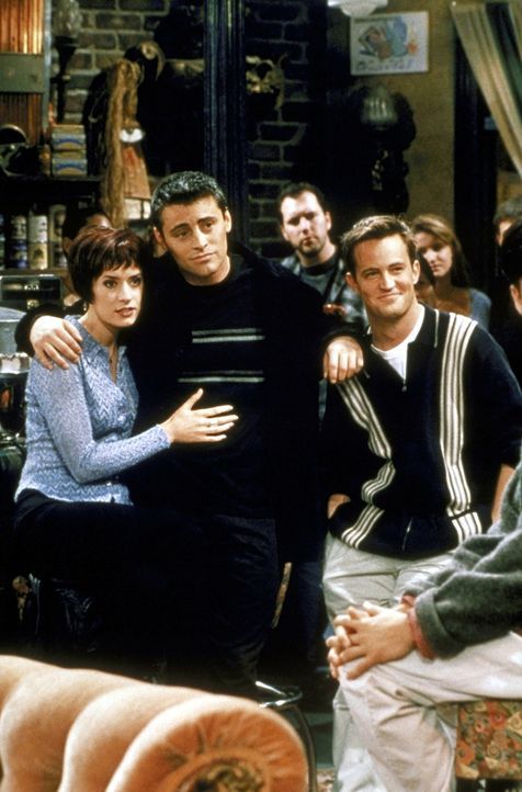 Chandler (Matthew Perry, r.) trifft ein äußerst attraktives Mädchen - nur um am Ende herauszufinden, dass es sich dabei um Joeys (Matt LeBlanc, M... - Bildquelle: TM+  2000 WARNER BROS.