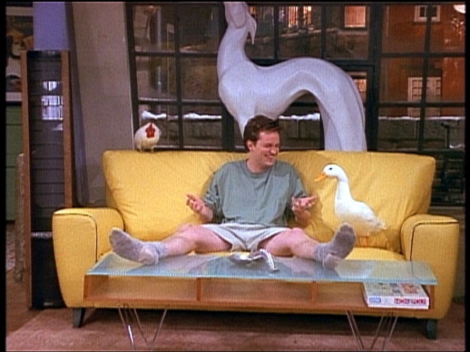 Chandler (Matthew Perry) macht sich mit großem Vergnügen in der Wohnung von Monica und Rachel breit. - Bildquelle: TM+  2000 WARNER BROS.