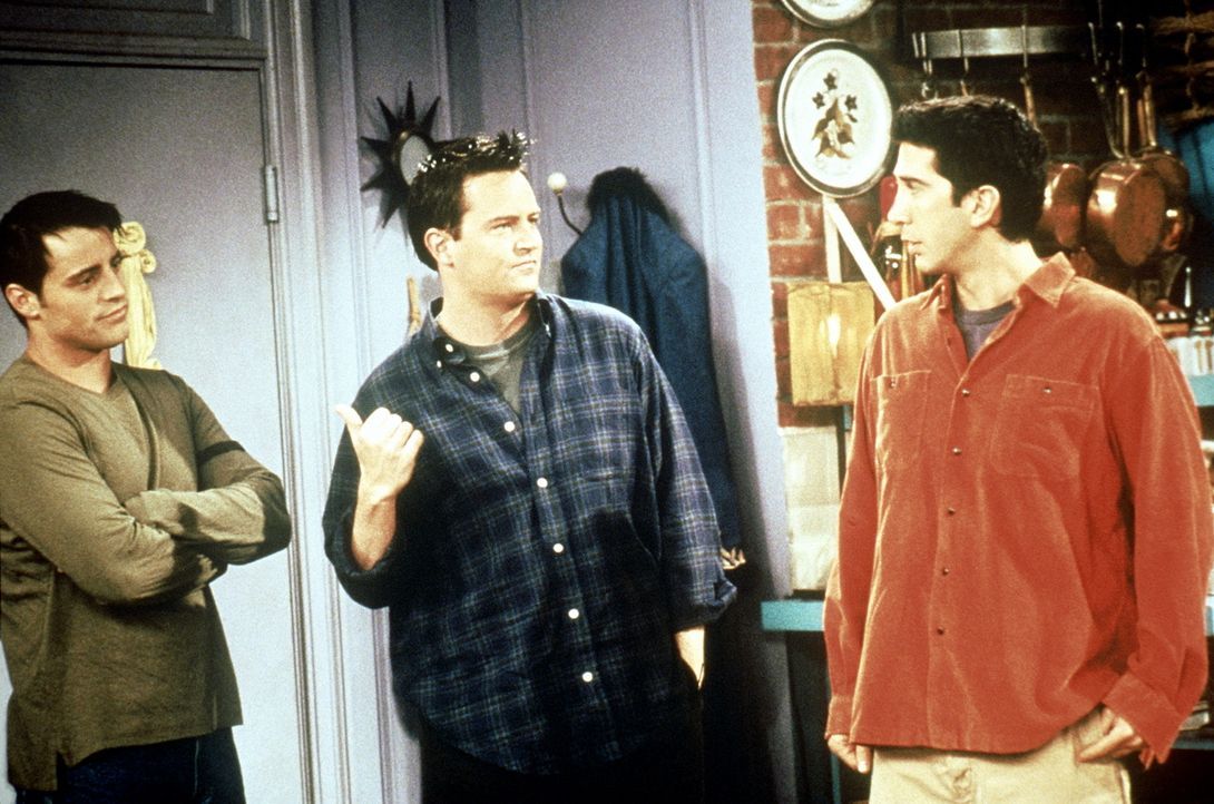 Joey (Matt LeBlanc, l.), Chandler (Matthew Perry, M.) und Ross (David Schwimme, r.) haben keine Lust, den Frauen beim Packen zu helfen. - Bildquelle: TM+  2000 WARNER BROS.