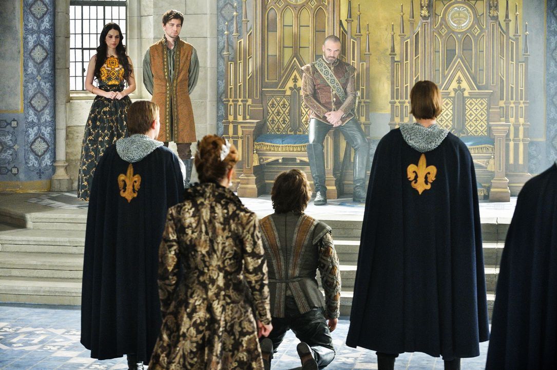 Die finsteren Machenschaften von Viscount  Richard Delacroix (Greg Bryk, kniend) kommen ans Licht und er muss sich vor König Henry II. (Alan Van Spr... - Bildquelle: Ben Mark Holzberg 2013 The CW Network, LLC. All rights reserved.