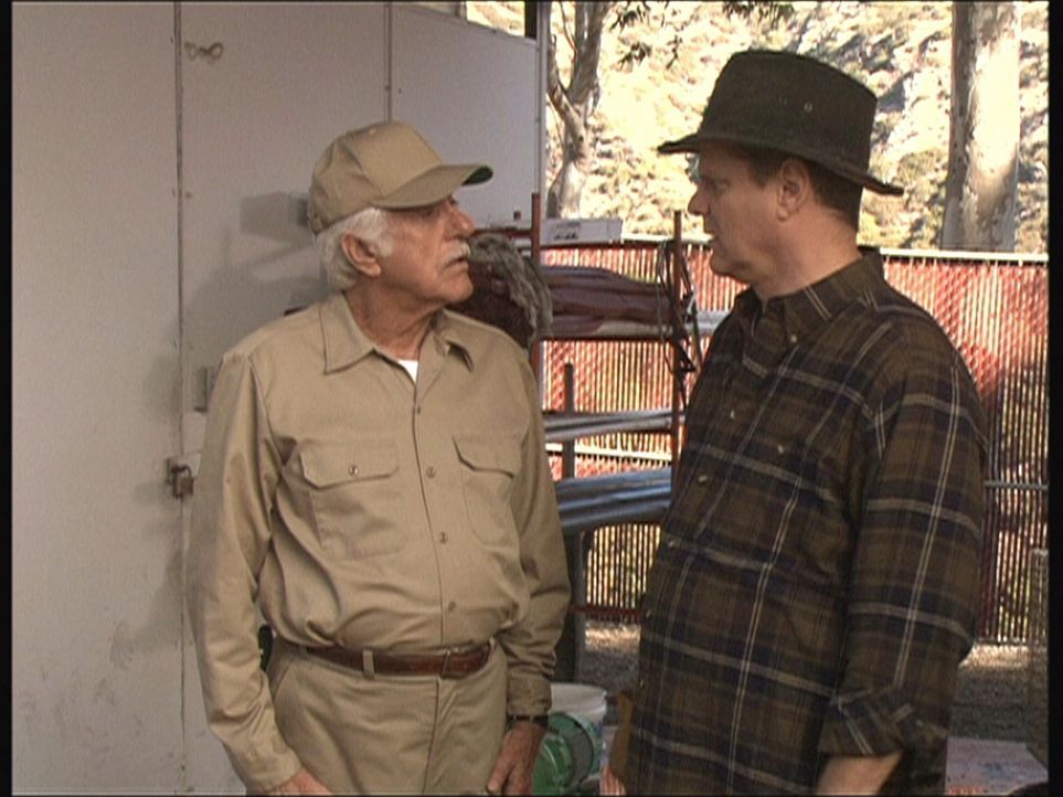 Als Gärtner getarnt kümmert sich Mark (Dick Van Dyke, l.) um einen auffälligen Besucher. - Bildquelle: Viacom
