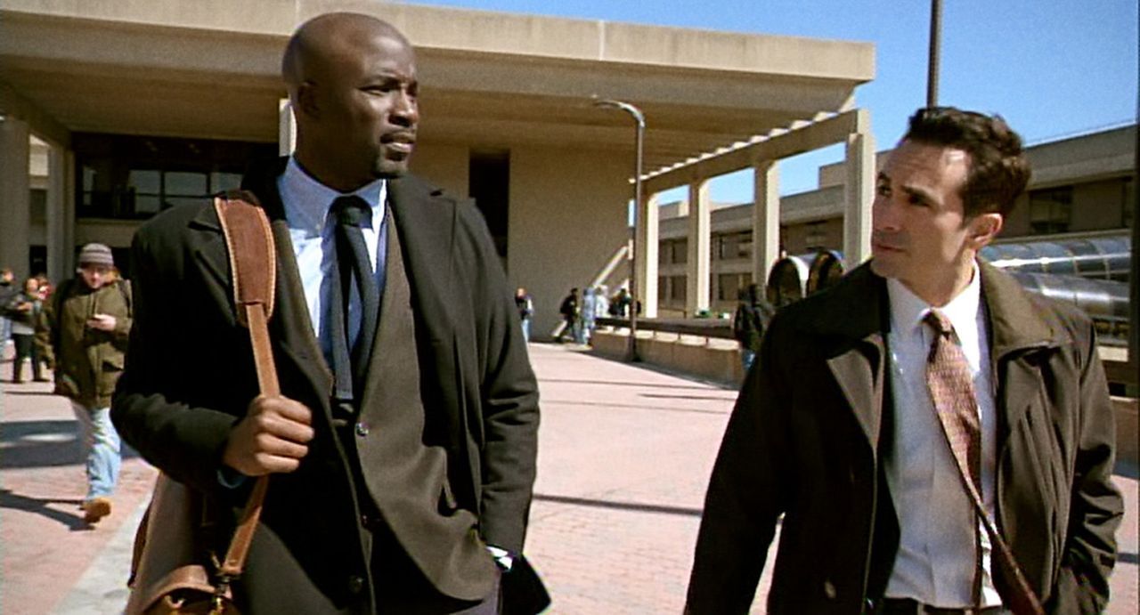 Nachdem Bridget plötzlich verschwunden ist, ist der FBI-Agent Victor Machado (Nestor Carbonell, r.) davon überzeugt, dass Malcolm Ward (Mike Colte... - Bildquelle: 2011 THE CW NETWORK, LLC. ALL RIGHTS RESERVED