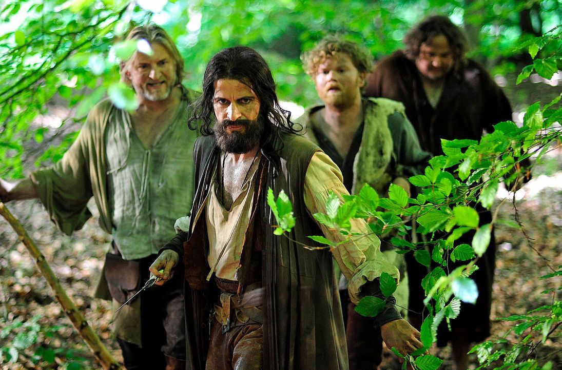 Während Robin Hood (Pasquale Aleardi, 2.v.l.) und seine Gefährten Little John (Frank Kessler, l.), Bruder Tuck (Daniel Zillmann, r.) und Will Scar... - Bildquelle: Oliver Feist SAt.1