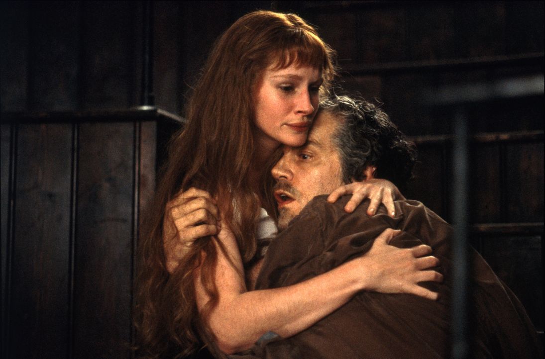 Mary Reilly (Julia Roberts, l.) erkennt, dass ihr Dienstherr Dr. Jekyll (John Malkovich, r.) zunehmend schwächer wird ... - Bildquelle: 1996 TriStar Pictures, Inc. All Rights Reserved.