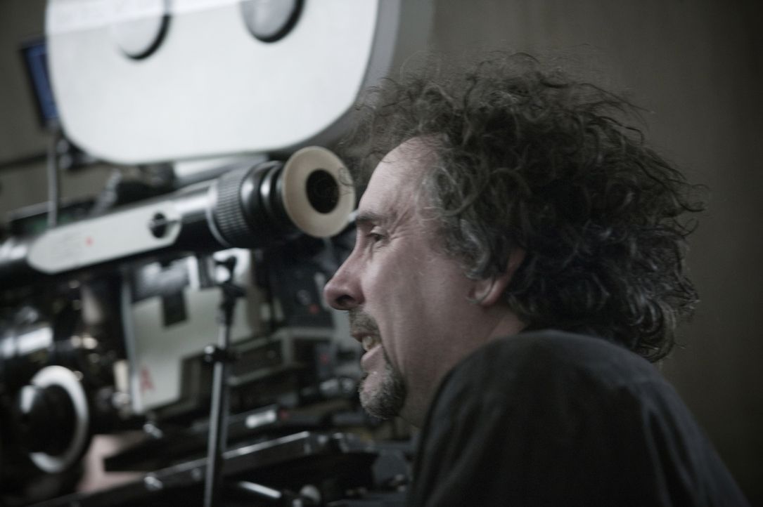 Regisseur Tim Burton ist immer mitten im Geschehen zu finden. - Bildquelle: Warner Bros.