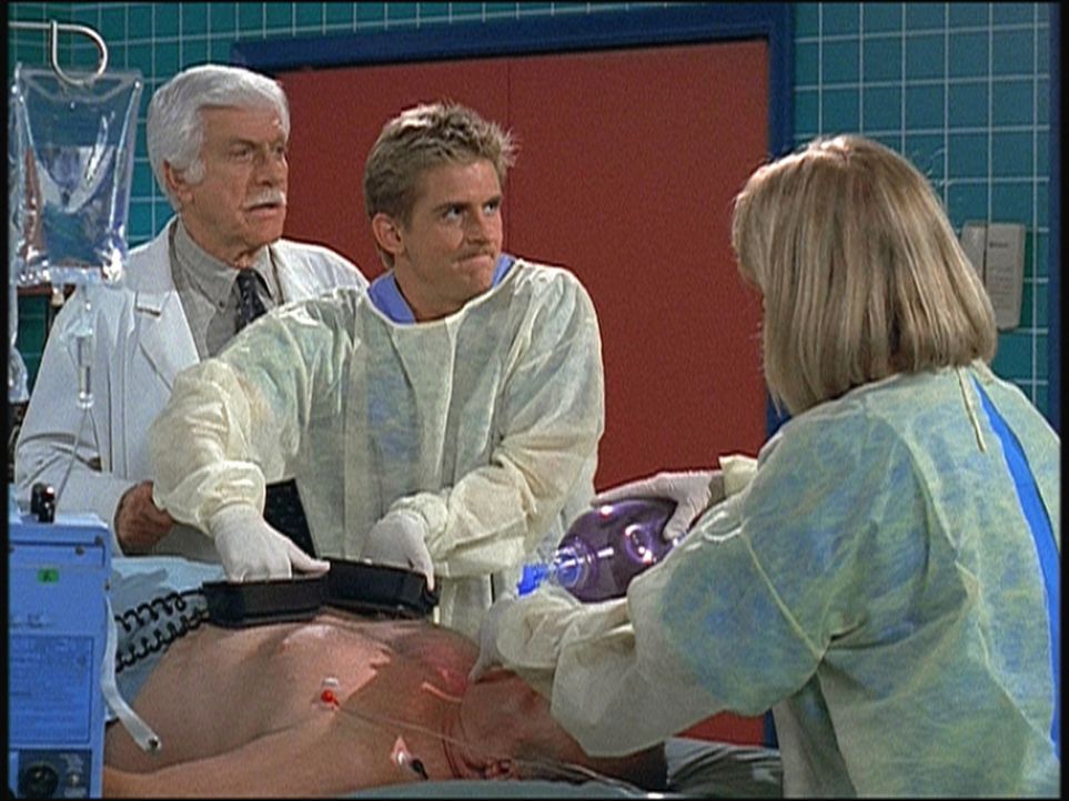 Mark (Dick Van Dyke, l.) und Jesse (Charlie Schlatter, M.) bemühen sich vergeblich, einen Patienten wiederzubeleben. - Bildquelle: Viacom