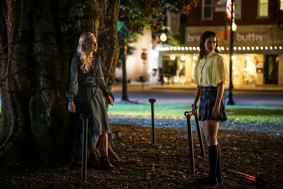 Lizzie Saltzman (Jenny Boyd, l.); Josie Saltzman (Kaylee Bryant, r.) - Bildquelle: Annette Brown 2020 Warner Bros Entertainment Inc. All rights reserved. / Annette Brown