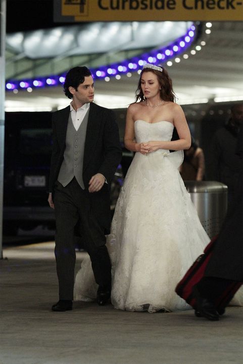 Die geschockte Blair (Leighton Meester, r.) flieht mit Dan (Penn Badgley, l.) von ihrem eigenen Hochzeitsempfang. Sie muss nach der herben Enttäusch... - Bildquelle: Warner Bros. Television