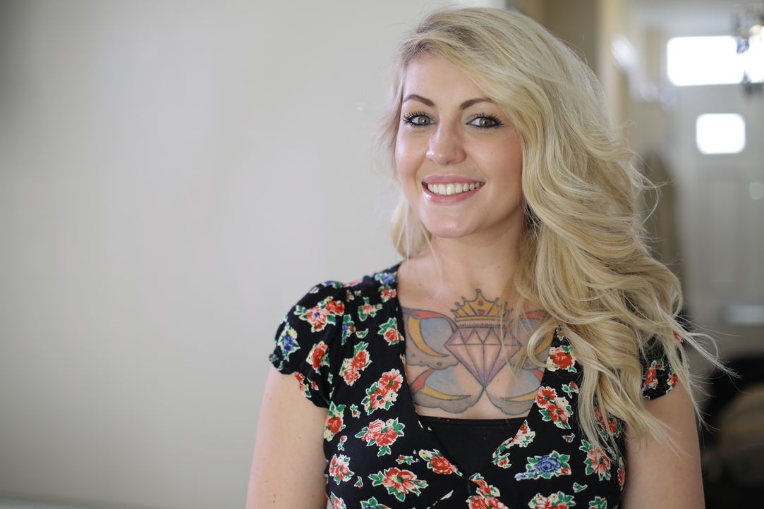 Lissani hat sich in ihrer wilden Jugend ein riesen Tattoo direkt auf die Brust tätowieren lassen. Heute bereut die Mutter und Ehefrau ihre Rebellion... - Bildquelle: Remarkable 2015