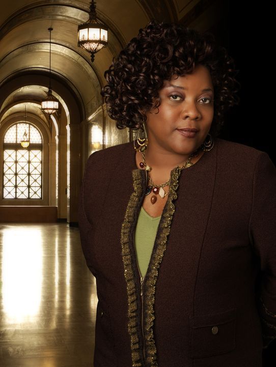(1. Staffel) - Elis Sekretärin Patti (Loretta Devine) hält nicht viel von den priviligierten Anwälten in der Kanzlei und unterstützt Eli deshalb bei... - Bildquelle: Disney - ABC International Television