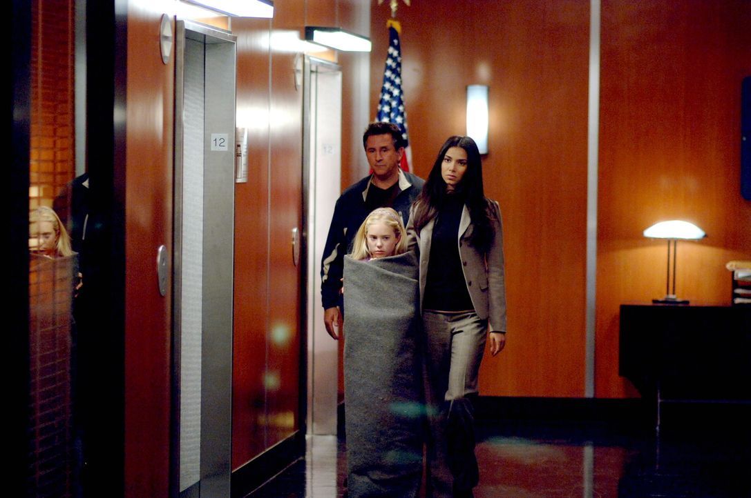 Jack (Anthony LaPaglia, l.) und Elena (Roselyn Sanchez, r.) kümmern sich um die kleine Melissa (Danielle Chuchran, M.). - Bildquelle: Warner Bros. Entertainment Inc.