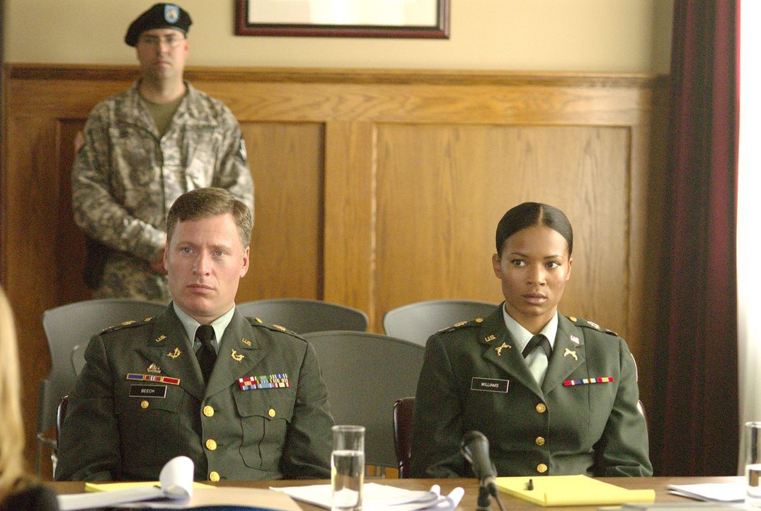 Captain Curtis Beech (Ted Whittall, l.) kennt die Wahrheit - doch kann er sich gegen eine so gute Soldatin, wie Tasha (Rose Rollins, l.) es ist, ent... - Bildquelle: Metro-Goldwyn-Mayer Studios Inc. All Rights Reserved.
