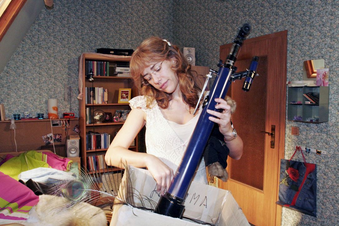 Als Lisa (Alexandra Neldel) ihr Zimmer ausräumt, hängt sie ihren Erinnerungen an die Zeit mit David nach. (Dieses Foto von Alexandra Neldel darf nur... - Bildquelle: Noreen Flynn SAT.1 / Noreen Flynn