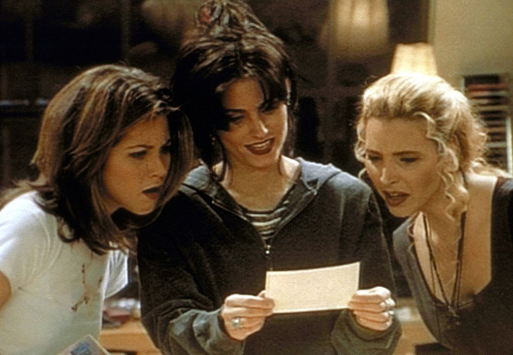 (v.l.n.r.) Rachel (Jennifer Aniston), Monica (Courteney Cox) und Phoebe (Lisa Kudrow) verbrennen ihre Liebesbriefe, um sich von der Vergangenheit zu... - Bildquelle: TM+  2000 WARNER BROS.