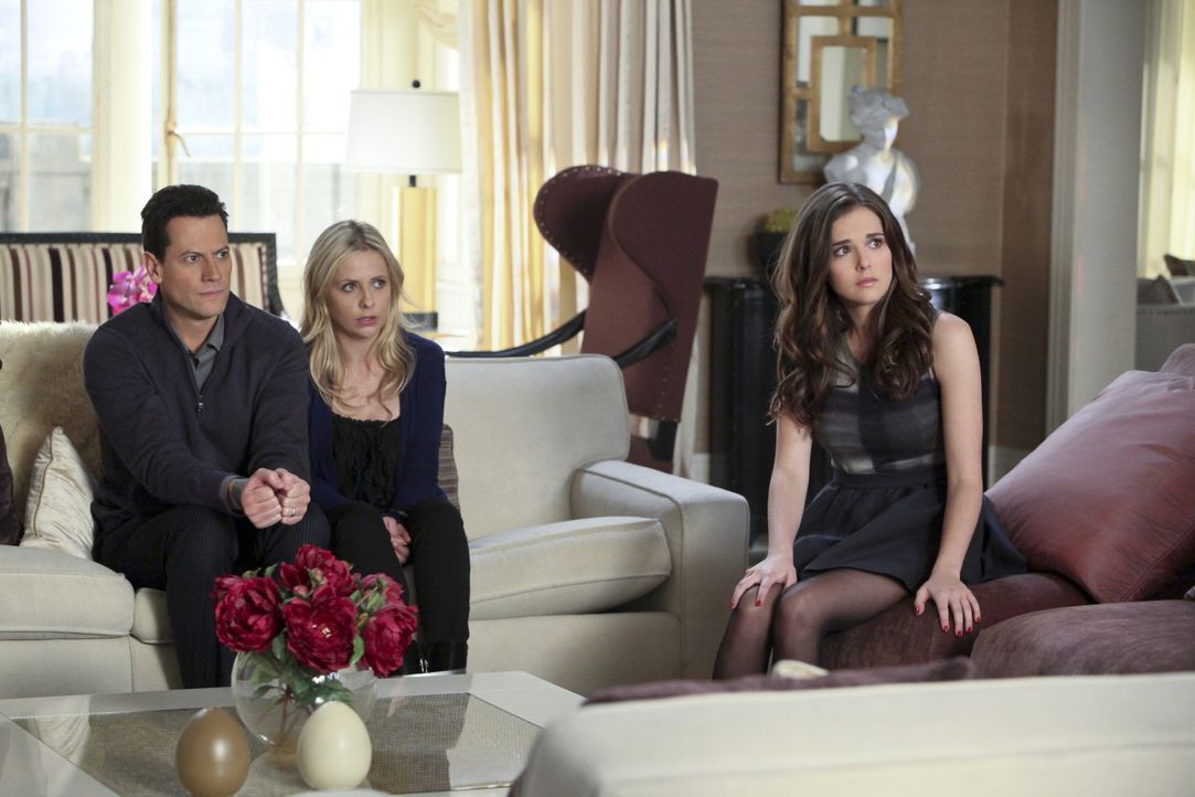 Andrew (Ioan Gruffudd, l.), Bridget (Sarah Michelle Gellar, M.) und Juliet (Zoey Deutch, r.) werden von Catherine in der Wohnung festgehalten ... - Bildquelle: 2011 THE CW NETWORK, LLC. ALL RIGHTS RESERVED